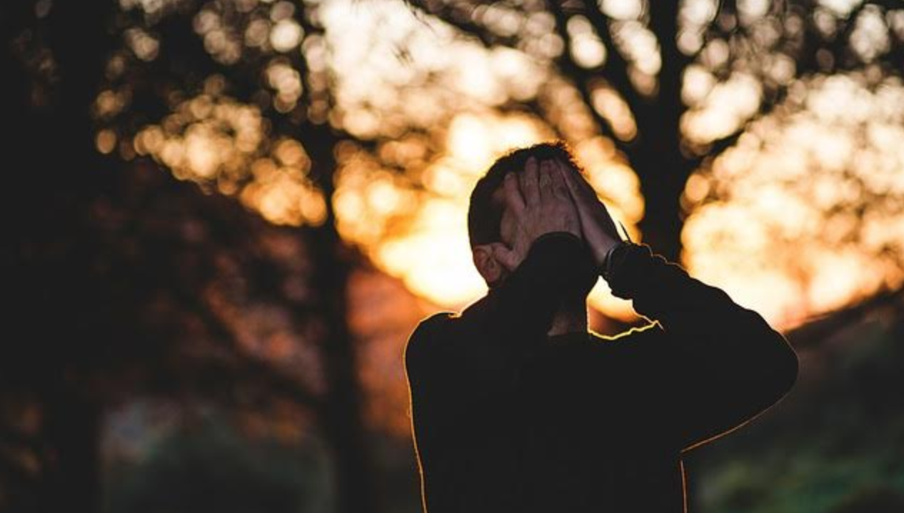 Dios no nos hace sufrir, Él sufre con nosotros y nos ayuda a seguir